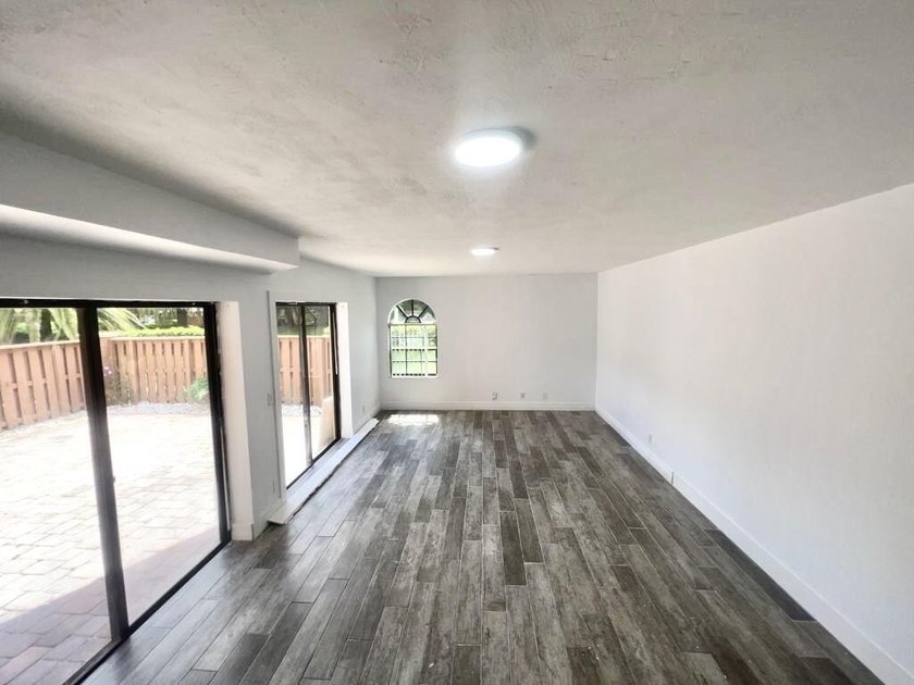Beautiful 3-bedroom, 3-bathroom townhouse in highly desirable - photo 2