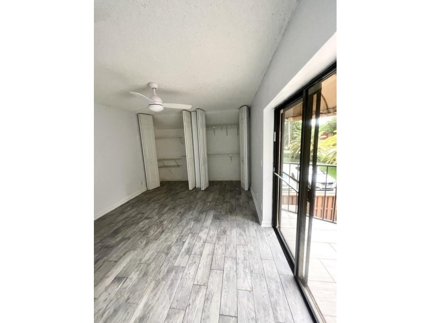 Beautiful 3-bedroom, 3-bathroom townhouse in highly desirable - photo 4