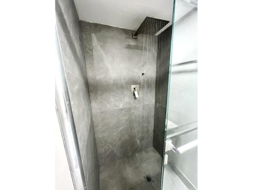 Beautiful 3-bedroom, 3-bathroom townhouse in highly desirable - photo 6