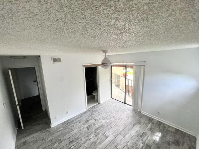 Beautiful 3-bedroom, 3-bathroom townhouse in highly desirable - photo 8