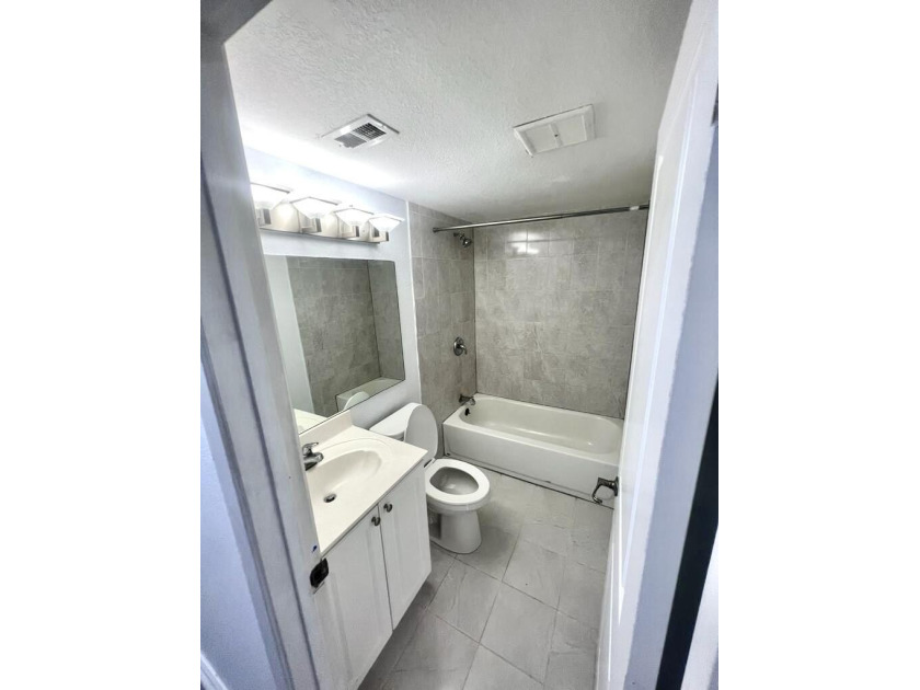 Beautiful 3-bedroom, 3-bathroom townhouse in highly desirable - photo 10