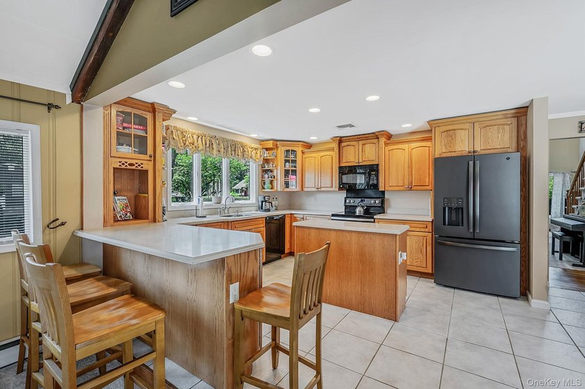 Over 3000 Sq ft post modern colonial on oversized lot with 6+ - photo 11