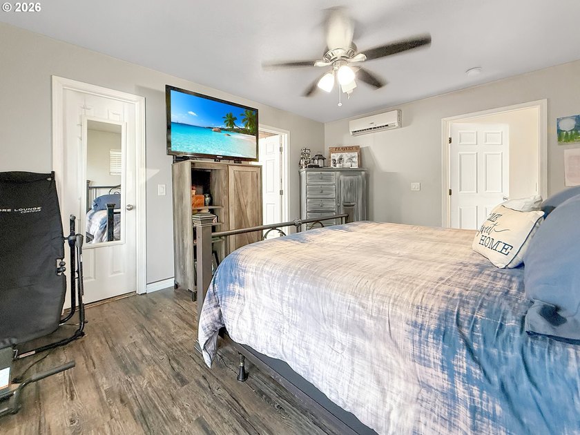 Beautifully updated and versatile property just a short distance - photo 11