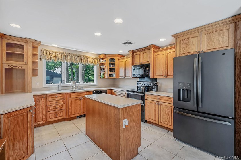 Over 3000 Sq ft post modern colonial on oversized lot with 6+ - photo 12
