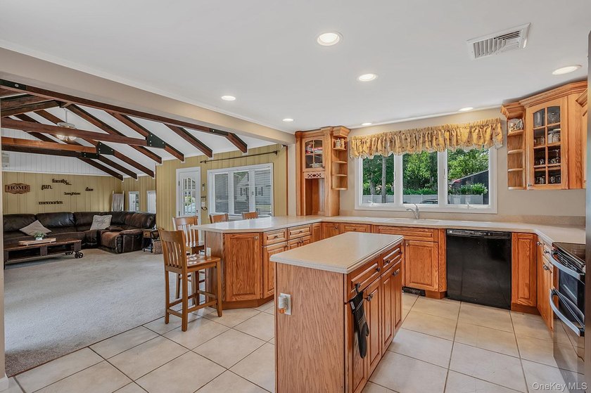 Over 3000 Sq ft post modern colonial on oversized lot with 6+ - photo 13