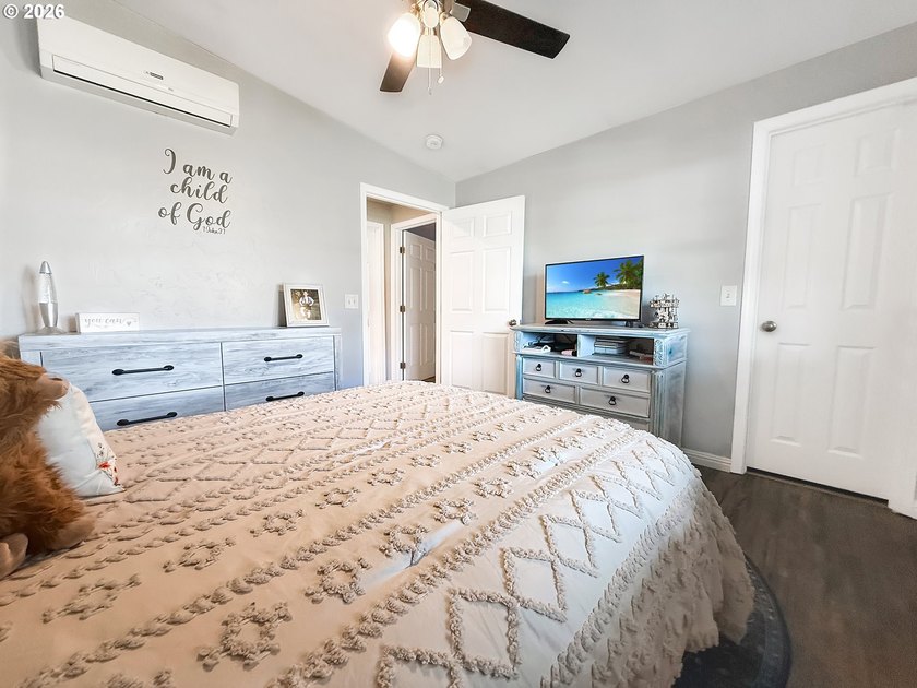 Beautifully updated and versatile property just a short distance - photo 16