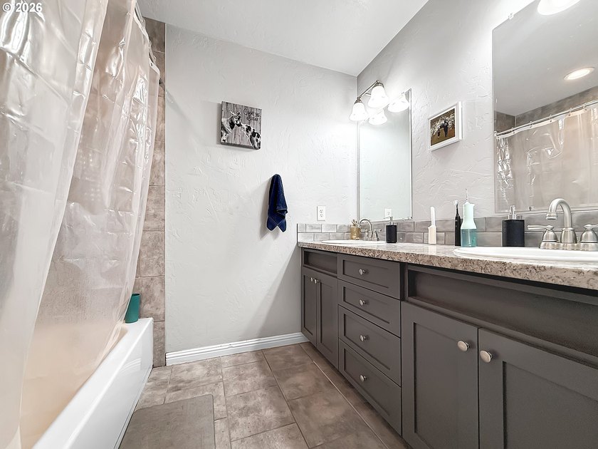Beautifully updated and versatile property just a short distance - photo 17