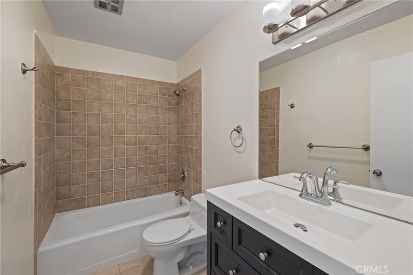 Charming 2-Bedroom Corner Condo in Prime Long Beach - Just - photo 18