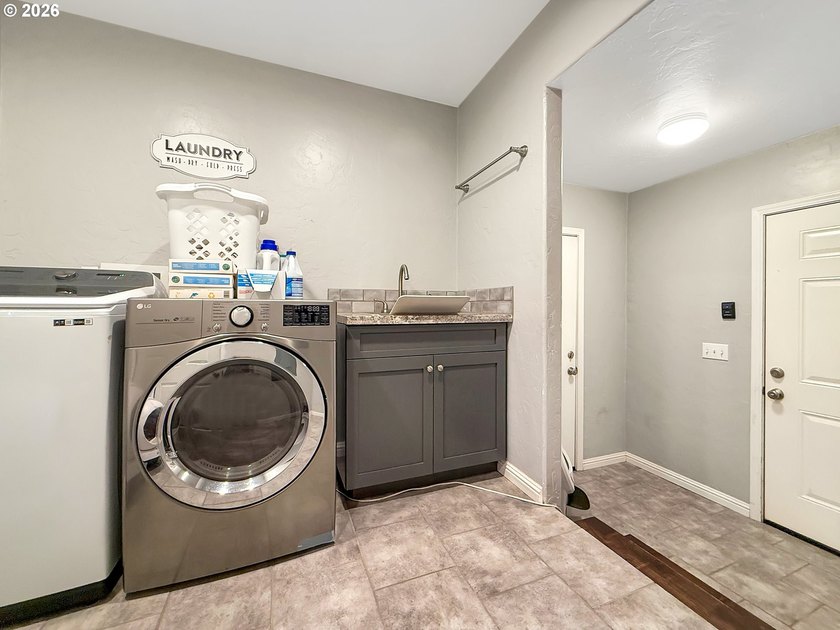 Beautifully updated and versatile property just a short distance - photo 19