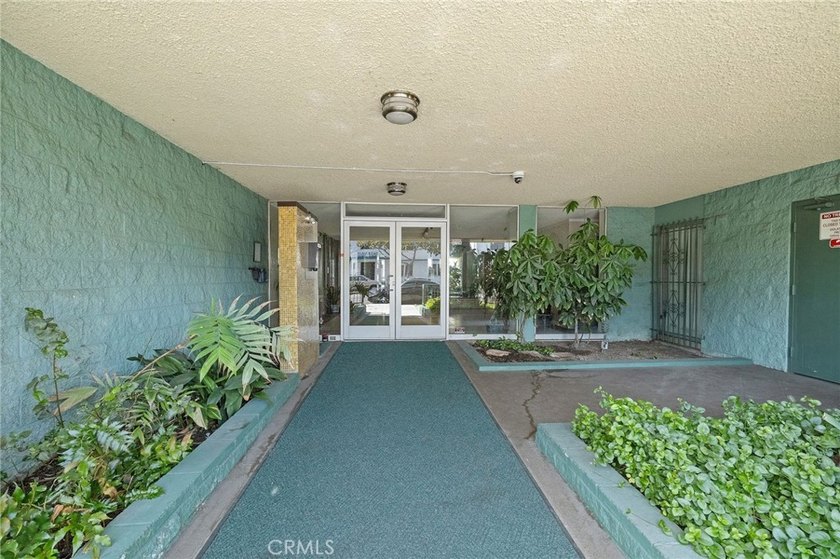 Charming 2-Bedroom Corner Condo in Prime Long Beach - Just - photo 24