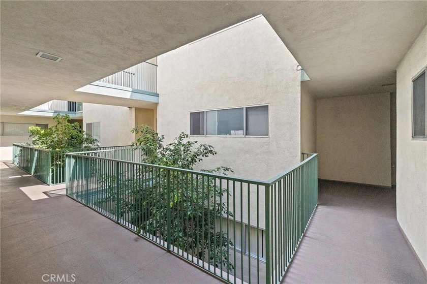 Charming 2-Bedroom Corner Condo in Prime Long Beach - Just - photo 27