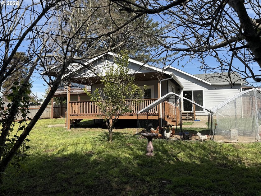 Beautifully updated and versatile property just a short distance - photo 31