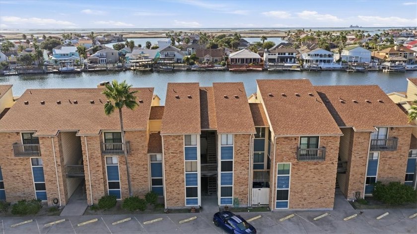 Fully renovated first-floor waterfront condo offering 1 bedroom - photo 2