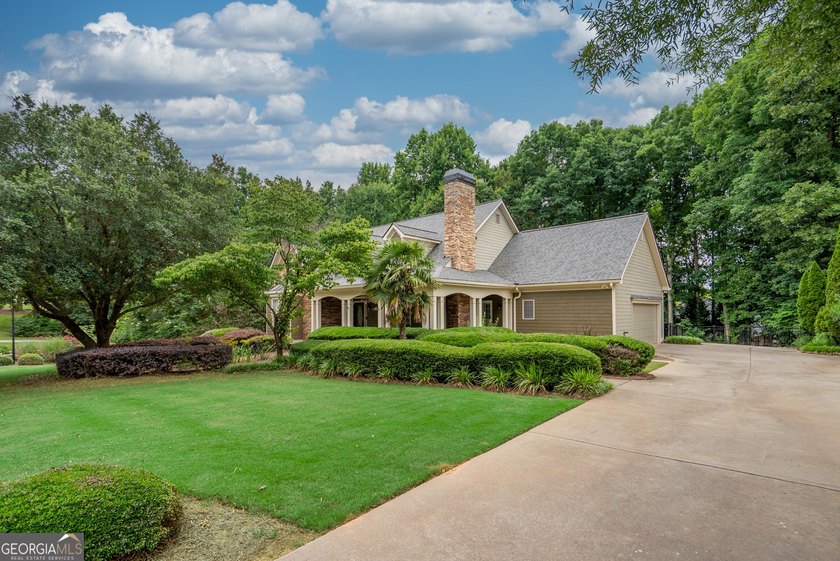 Beautiful 5-bedroom, 4.5-bath home located in the highly - photo 3