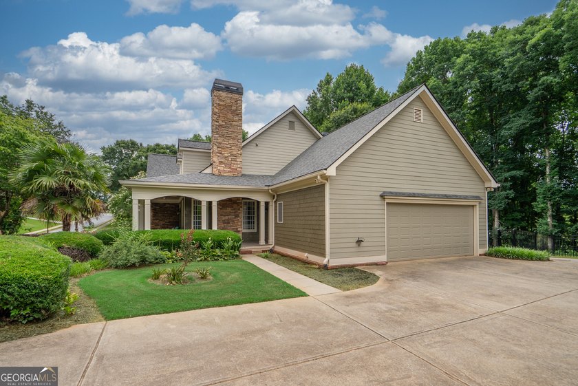 Beautiful 5-bedroom, 4.5-bath home located in the highly - photo 5