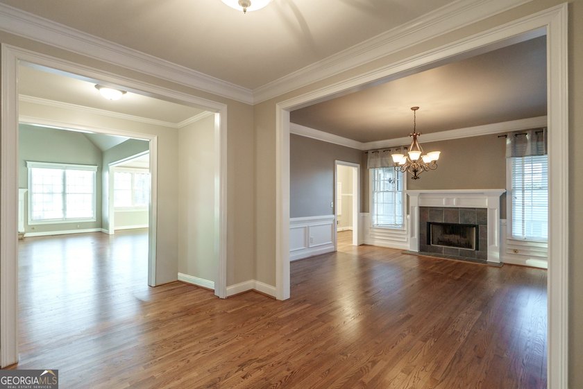 Beautiful 5-bedroom, 4.5-bath home located in the highly - photo 8
