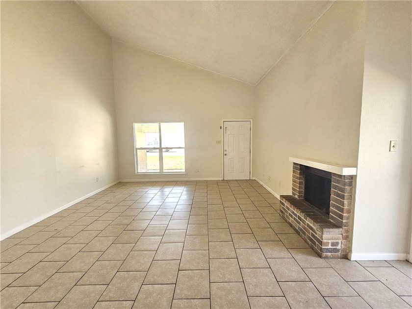 Well-maintained duplex in the heart of Ingleside offering two - photo 13