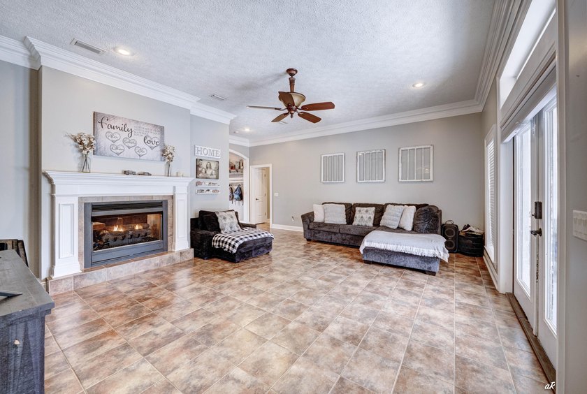 221 White Oaks Boulevard, where you can enjoy the space and - photo 11