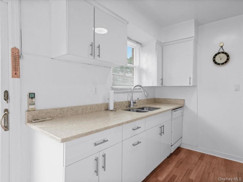 Beautifully maintained 1950 solid-brick single-family home - photo 13