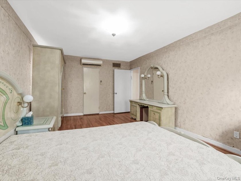 Beautifully maintained 1950 solid-brick single-family home - photo 17