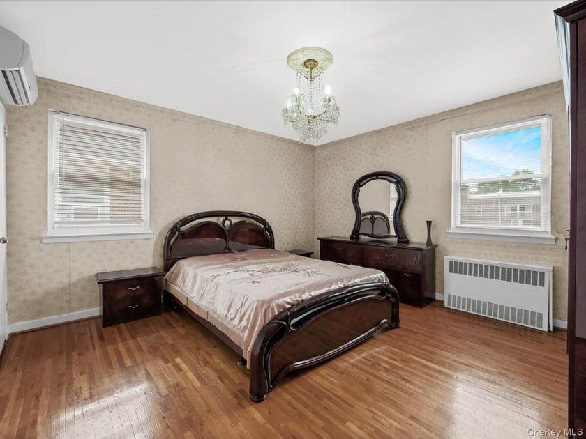Beautifully maintained 1950 solid-brick single-family home - photo 18