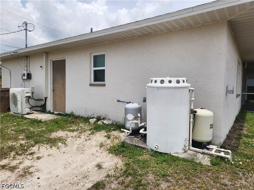 this is a Short Sale, will require lender full approval to all - photo 22