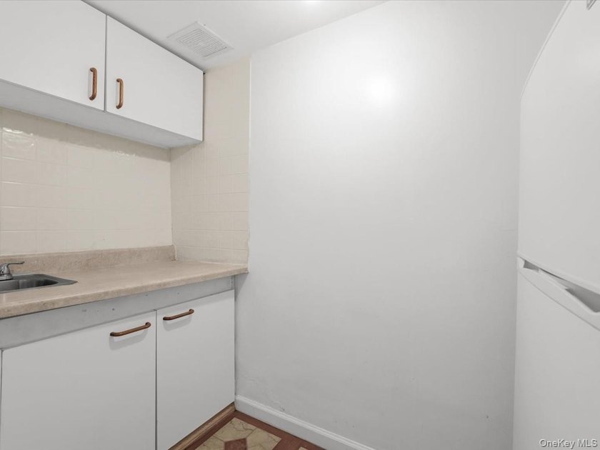 Beautifully maintained 1950 solid-brick single-family home - photo 24