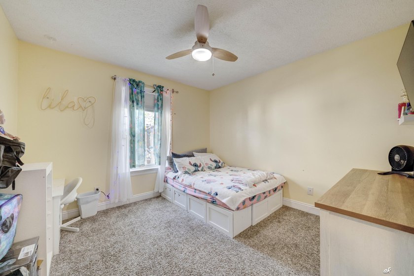 221 White Oaks Boulevard, where you can enjoy the space and - photo 27