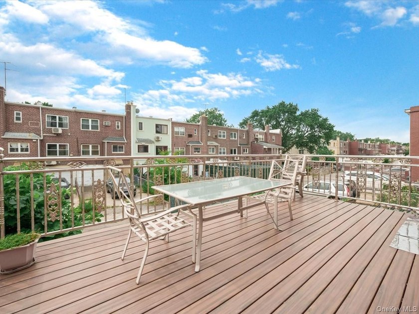 Beautifully maintained 1950 solid-brick single-family home - photo 27