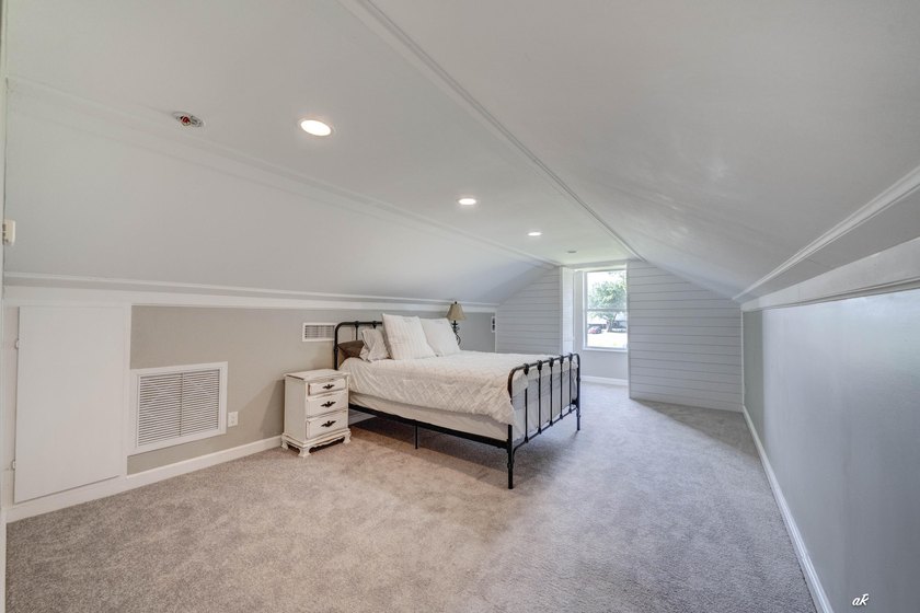 221 White Oaks Boulevard, where you can enjoy the space and - photo 30