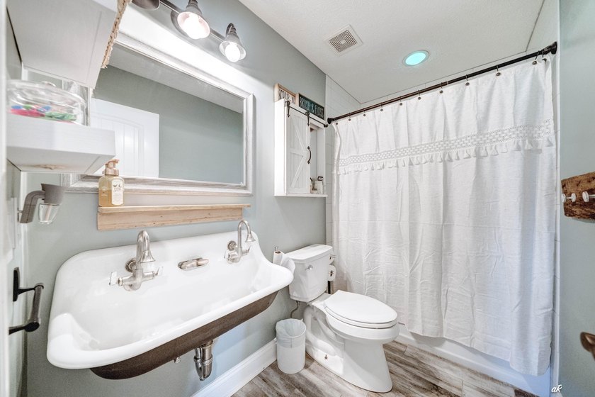 221 White Oaks Boulevard, where you can enjoy the space and - photo 32