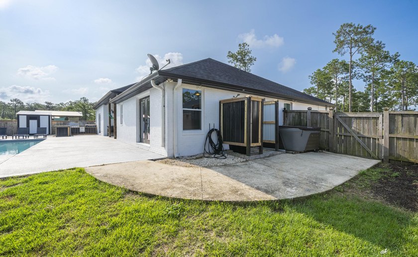 221 White Oaks Boulevard, where you can enjoy the space and - photo 37