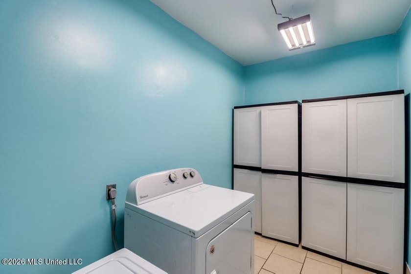 Adorable, move-in ready home featuring a fully fenced backyard - photo 18