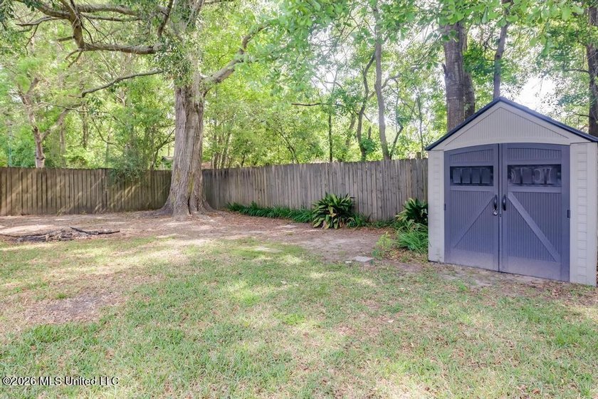 Adorable, move-in ready home featuring a fully fenced backyard - photo 20