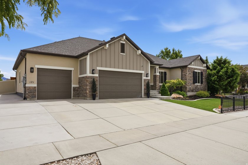 Beautiful home w/open-concept living. Kitchen w/ample cabinetry - photo 3
