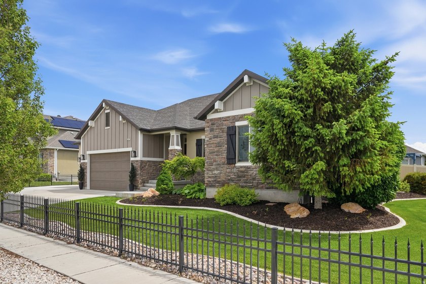 Beautiful home w/open-concept living. Kitchen w/ample cabinetry - photo 4