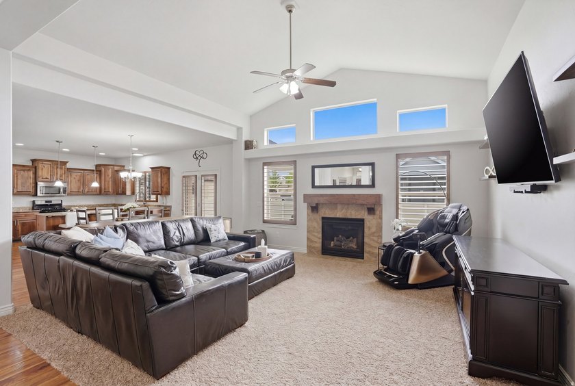 Beautiful home w/open-concept living. Kitchen w/ample cabinetry - photo 6