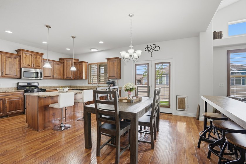 Beautiful home w/open-concept living. Kitchen w/ample cabinetry - photo 8