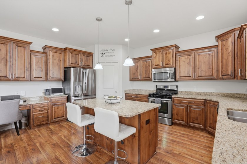 Beautiful home w/open-concept living. Kitchen w/ample cabinetry - photo 10
