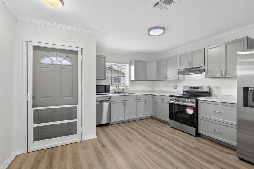 Beautifully renovated corner villa in desirable 55+ Ashley Drive - photo 7