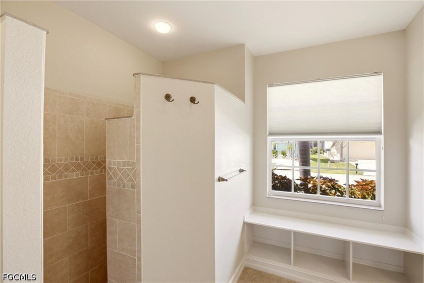 BEST VALUE IN PUNTA GORDA ISLES! Fully furnished and move-in - photo 21