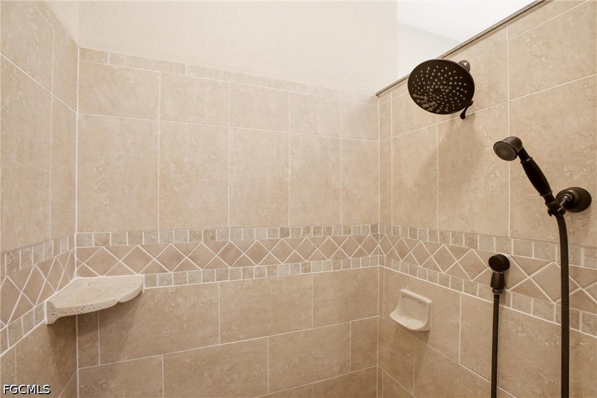 BEST VALUE IN PUNTA GORDA ISLES! Fully furnished and move-in - photo 22
