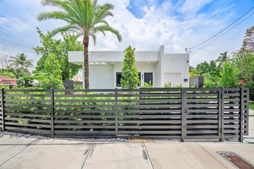 Stunning 2022 modern single-story residence featuring 4 bedrooms - photo 11