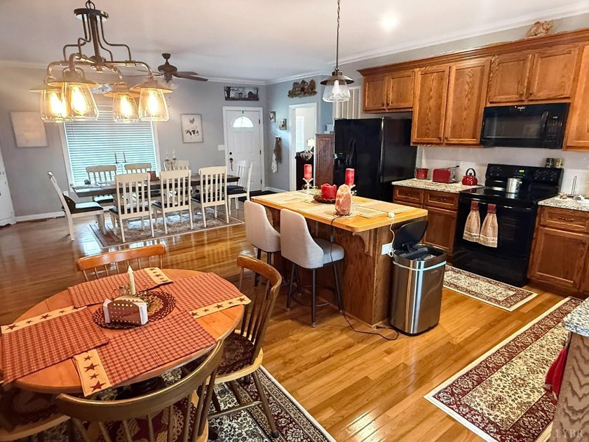 Nearly new, move-in ready home with over 1,800 square feet of - photo 3
