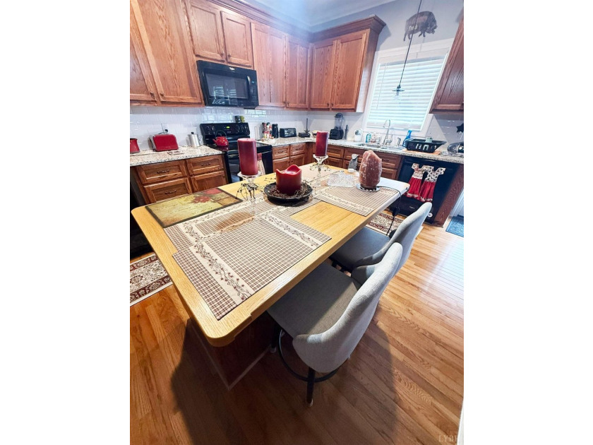 Nearly new, move-in ready home with over 1,800 square feet of - photo 4