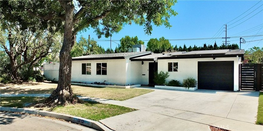 Welcome to 1213 Studebaker Road - your very own urban ranch - photo 3
