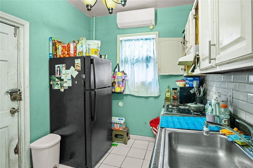 Investor opportunity in the heart of Throggs Neck! Welcome to - photo 14