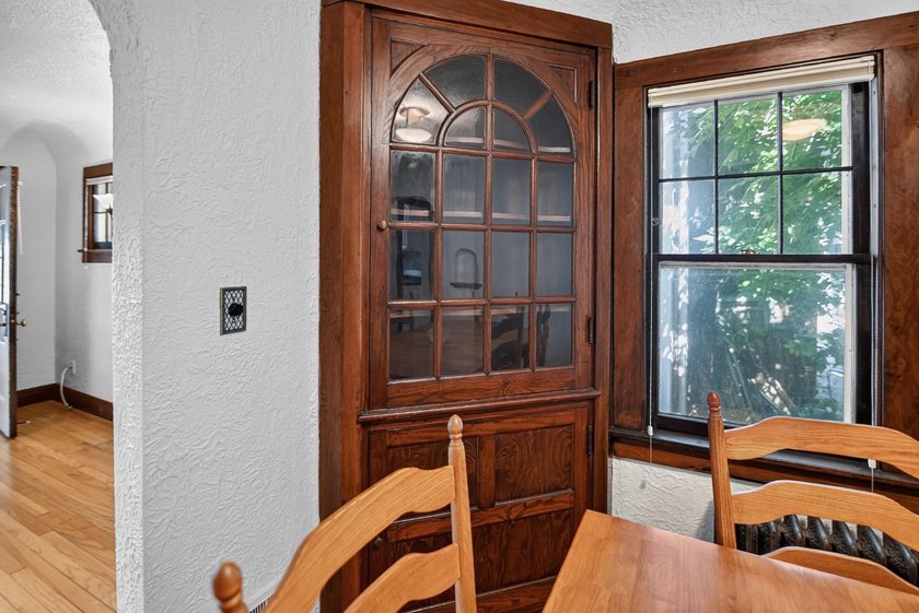 AUTHENTICALLY CHARMING DOWNTOWN HIDEOUT - Walk to everything and - photo 16