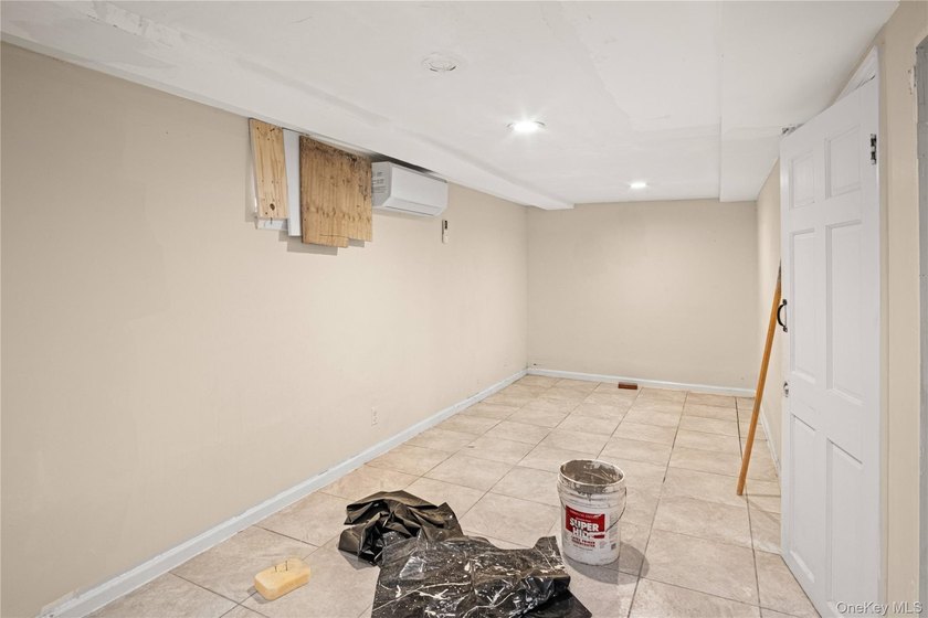 Investor opportunity in the heart of Throggs Neck! Welcome to - photo 17