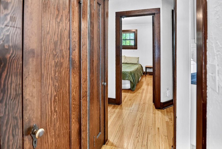 AUTHENTICALLY CHARMING DOWNTOWN HIDEOUT - Walk to everything and - photo 20